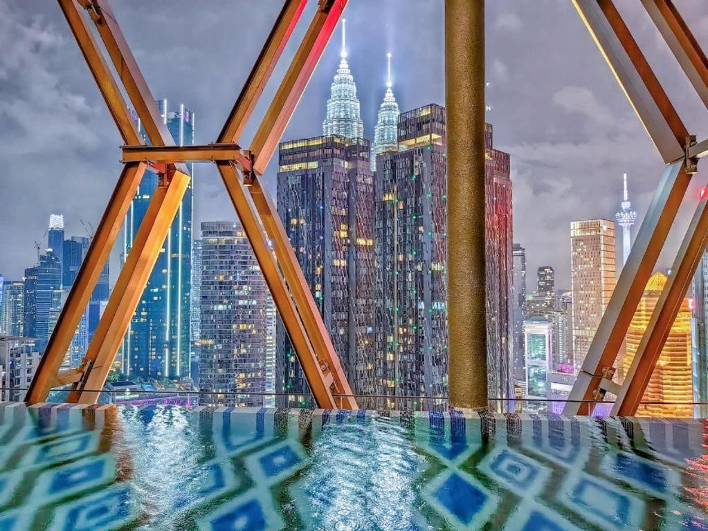 Scarletz Suites Klcc By Luxe Suites Куала Лумпур Екстериор снимка